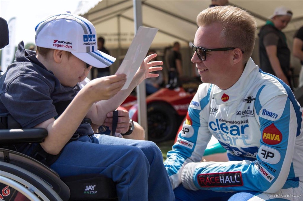 Racerkører Nicolaj Kandborg sammen med Mads Schou foran racerkørerens FDM Sport racerbil
(Foto: Torben Weber)